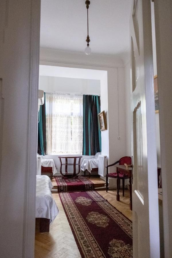 Gutsa Artists Mini-Hotel Тбілісі Екстер'єр фото